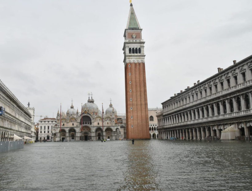 La marea eccezionale mette in pericolo la basilica di San Marco