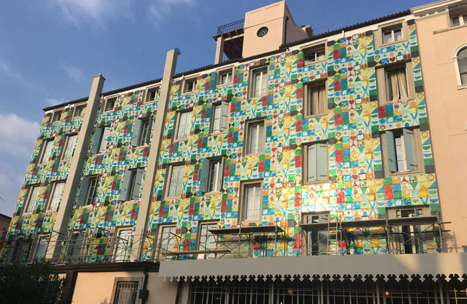 All’Hungaria del Lido una nuova facciata in vetro di Murano