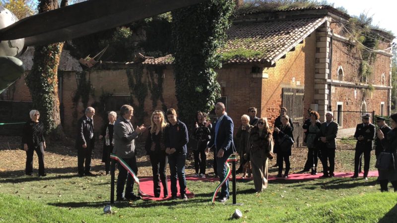 "Stop Playing" - Il taglio del nastro per l'inaugurazione dell'opera di Lorenzo Quinn