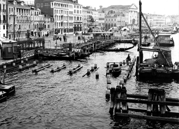 1959 Costruzione pontile S. Zaccaria ©Foto Archivio ACTV