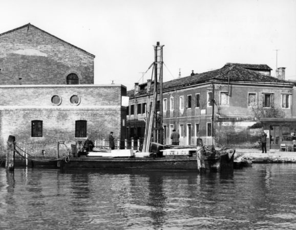 1960 - Costruzione pontile Murano Faro - ©Foto Archivio ACTV