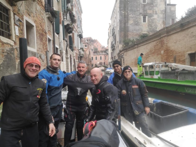Venezia: gondolieri sub per la pulizia dei canali