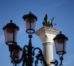 "Venezia, la luce e tu..." Breve storia dell'arrivo dell'illuminazione nella città storica