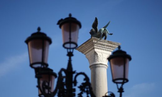 "Venezia, la luce e tu..." Breve storia dell'arrivo dell'illuminazione nella città storica