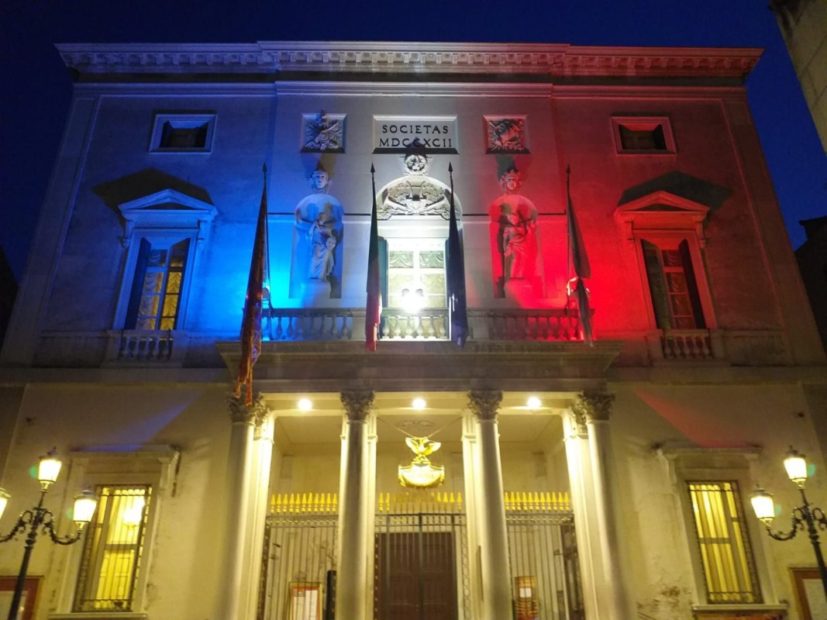 Dal rogo alla speranza: Venezia abbraccia Parigi