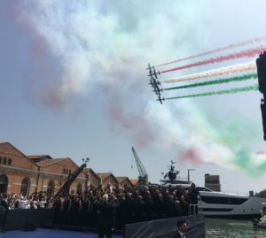 Un arcobaleno tricolore dà il via al Salone Nautico di Venezia