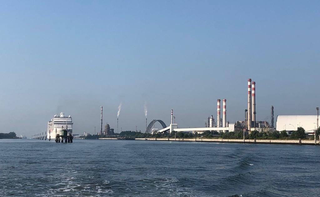 Nave da Crociera passa vicino a Porto Marghera, 20 luglio 2019
