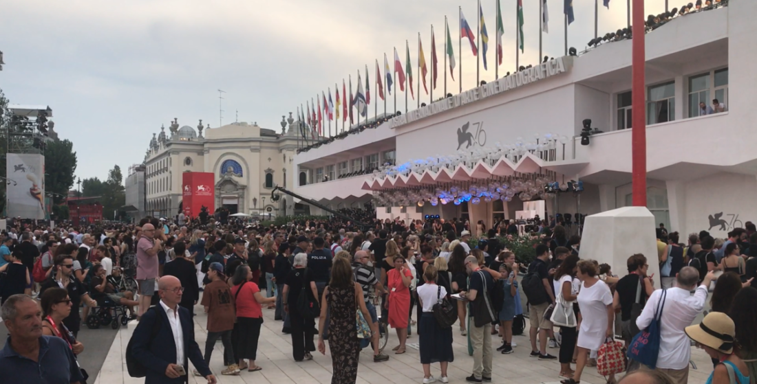 Bagno di folla per l'apertura della Mostra del Cinema.