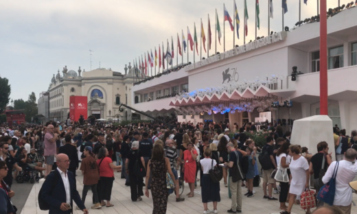 Bagno di folla per l'apertura della Mostra del Cinema.