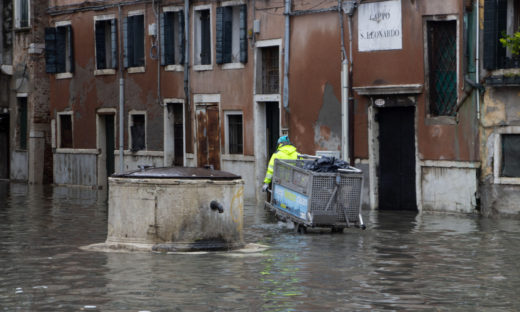 Acqua alta: si sta concludendo raccolta rifiuti