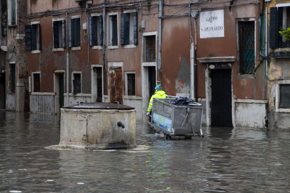 Acqua alta: si sta concludendo raccolta rifiuti