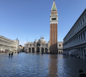 Acqua alta a Venezia: barriera in vetro per proteggere la Basilica di San Marco