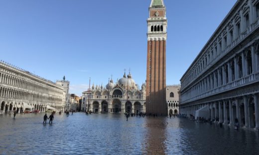 Acqua alta a Venezia: barriera in vetro per proteggere la Basilica di San Marco