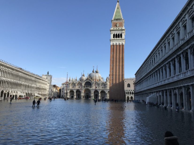 Acqua alta a Venezia: barriera in vetro per proteggere la Basilica di San Marco