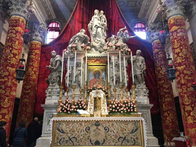 L'altare della basilica della Madonna della Salute con l'icona della Mesopanditissa