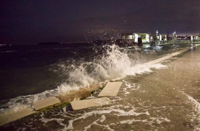 Riva danneggiata dall'acqua alta del novembre 2019