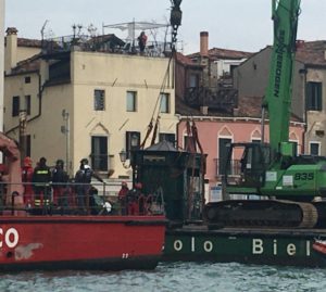 Acqua alta: ecco l’edicola ripescata