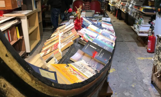 La colletta dei libri sbanca in solidarietà: Acqua Alta riprende, altre librerie si riassestano
