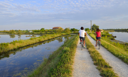 Cicloturismo: primavera sulle due ruote tra natura, mare, laguna e storia