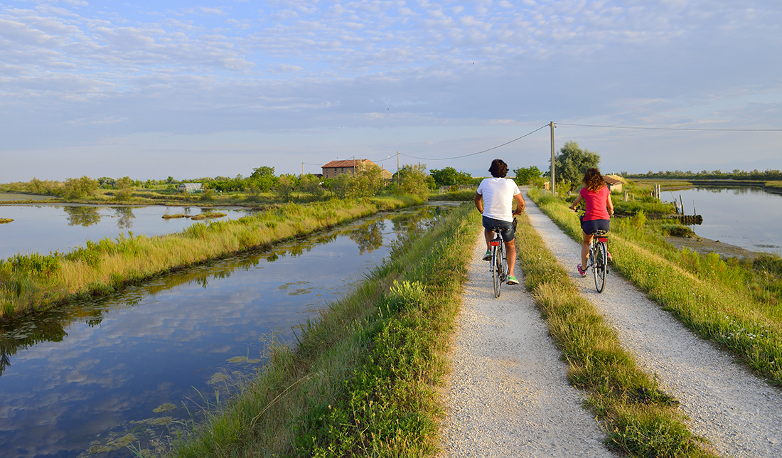 Cicloturismo: primavera sulle due ruote tra natura, mare, laguna e storia