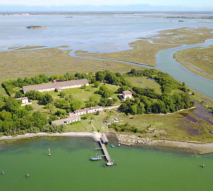 Venezia: dai dottori della peste alla rinascita del Lazzaretto Nuovo.