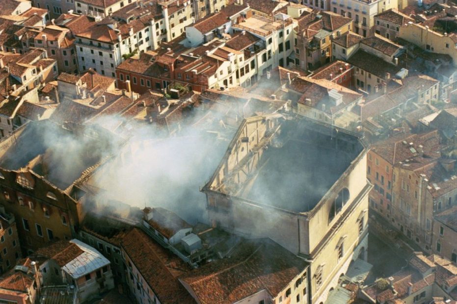 Il rogo che ha distrutto il Teatro La Fenice nel 1996