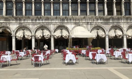 Venezia: primi turisti in città. Aprono altri locali