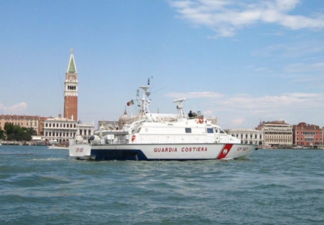 File:Targa anteriore di un veicolo della Capitaneria di Porto di  Venezia.jpg - Wikipedia