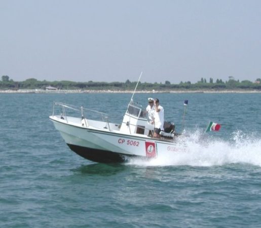 Un'imbarcazione della Guardia Costiera di Venezia in Laguna