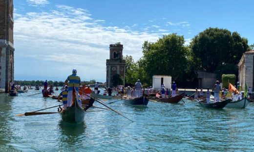 Venezia a remi verso un nuovo inizio