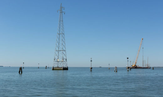 Via tralicci e basamenti: a Venezia, la rete elettrica si fa ecocompatibile