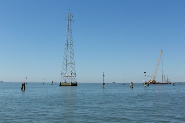 La rete elettrica su tralicci in Laguna