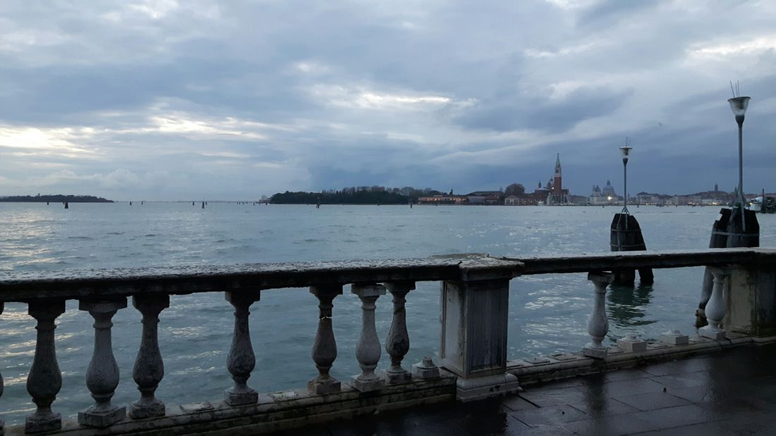 La situazione delle colonnine ai Giardini di Castello dopo l'acqua alta del novembre 2019