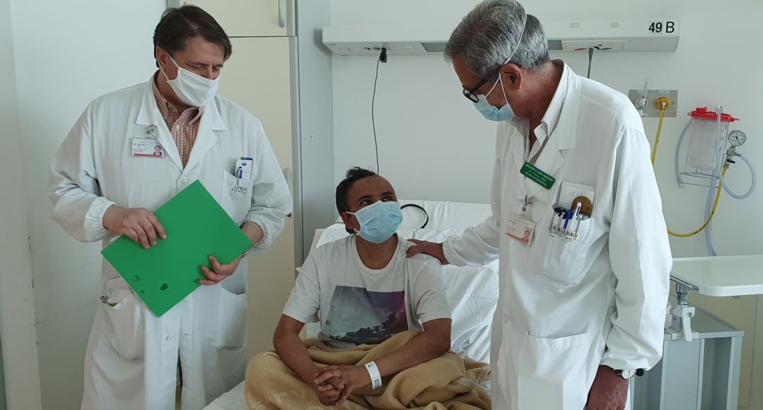Il paziente nepalese con i medici dell'Angelo che lo hanno operato