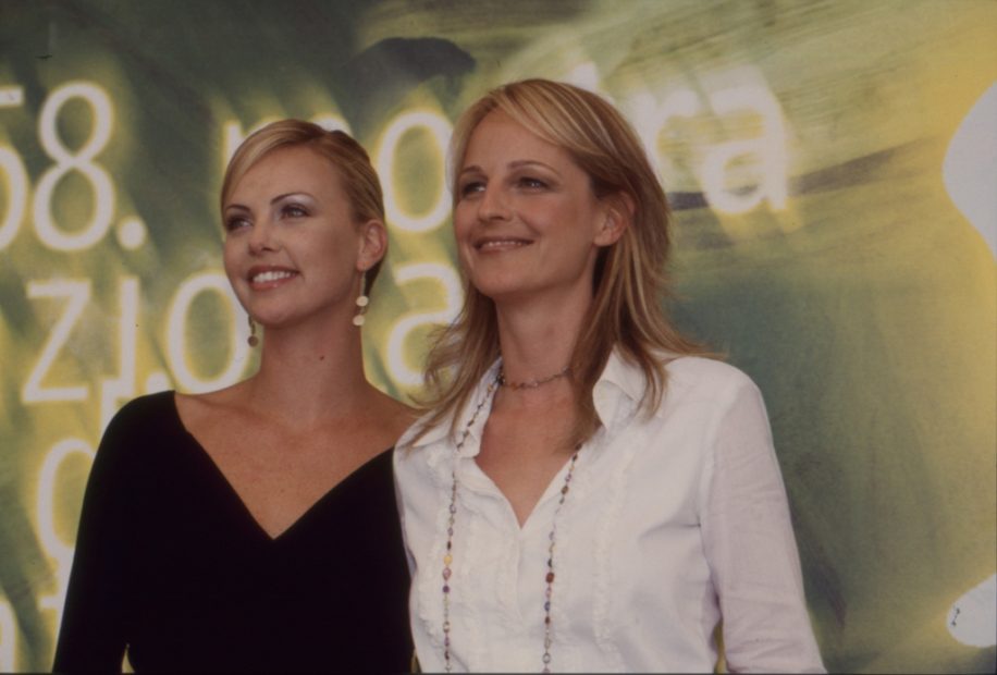 Helen Hunt e Charlize Theron film THE CURSE OF THE JADE SCORPION - Foto Asac - 2001