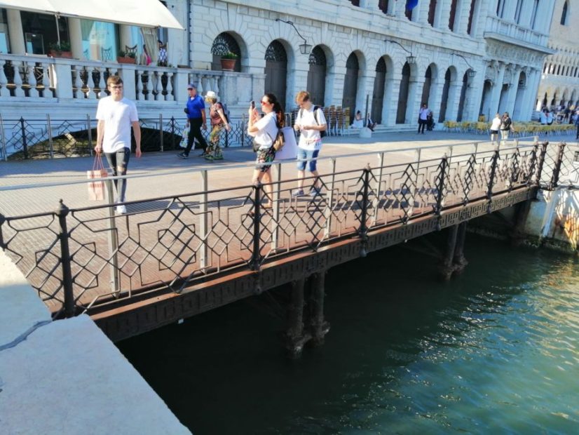 Dopo 30 anni, il restaurato ponte della Zecca torna definitivo