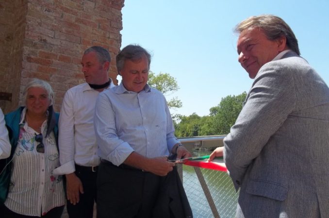 Il sindaco di Venezia, Luigi Brugnaro, taglia il nastro in occasione dell'inaugurazione del quarto ponte di Forte Marghera