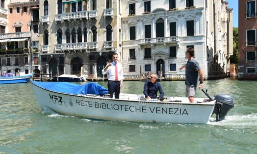 A Venezia il prestito bibliotecario si fa in barca