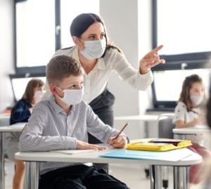 Maestra e alunno con mascherina