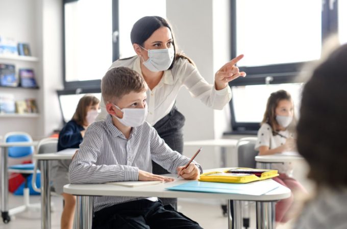 Maestra e alunno con mascherina