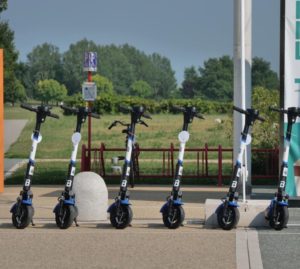 Monopattini? Solo con casco, targa e assicurazione. In arrivo il decreto