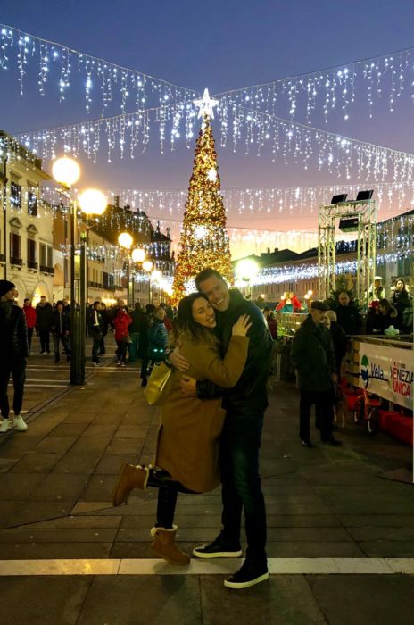 Jessica Braga in piazza Ferretto, a Mestre, con il fidanzato americano Christopher