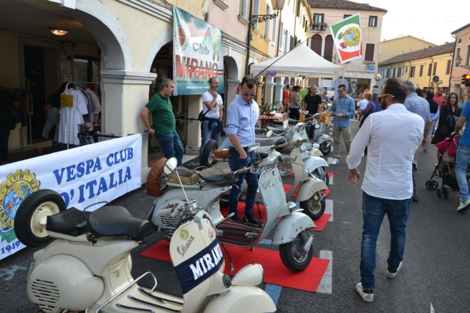 L'esposizione di moto storiche del Vespa Club in occasione di "A piedi in centro" 2019 a Mirano