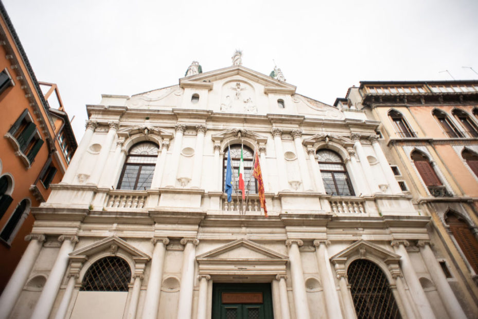 Studenti d'arte a lezione tra le opere dei Maestri