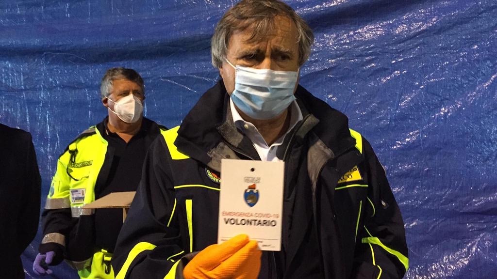 Il sindaco Luigi Brugnaro durante il lockdown per la consegna delle mascherine