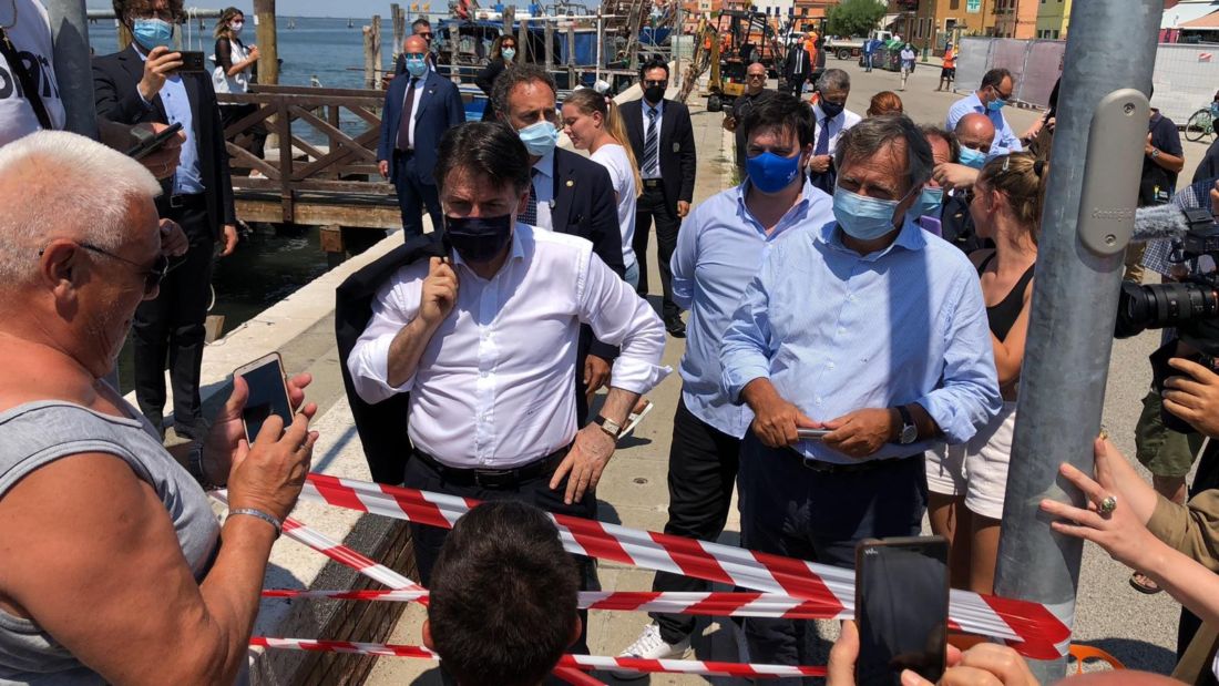 Luigi Brugnaro con il premier Giuseppe Conte a Pellestrina