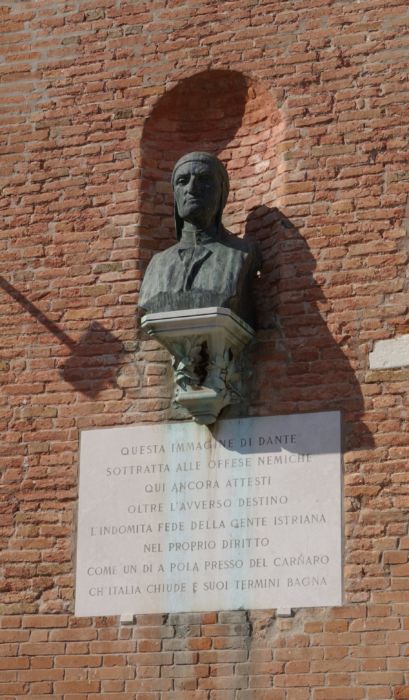 Busto di Dante presente all'Arsenale di Venezia