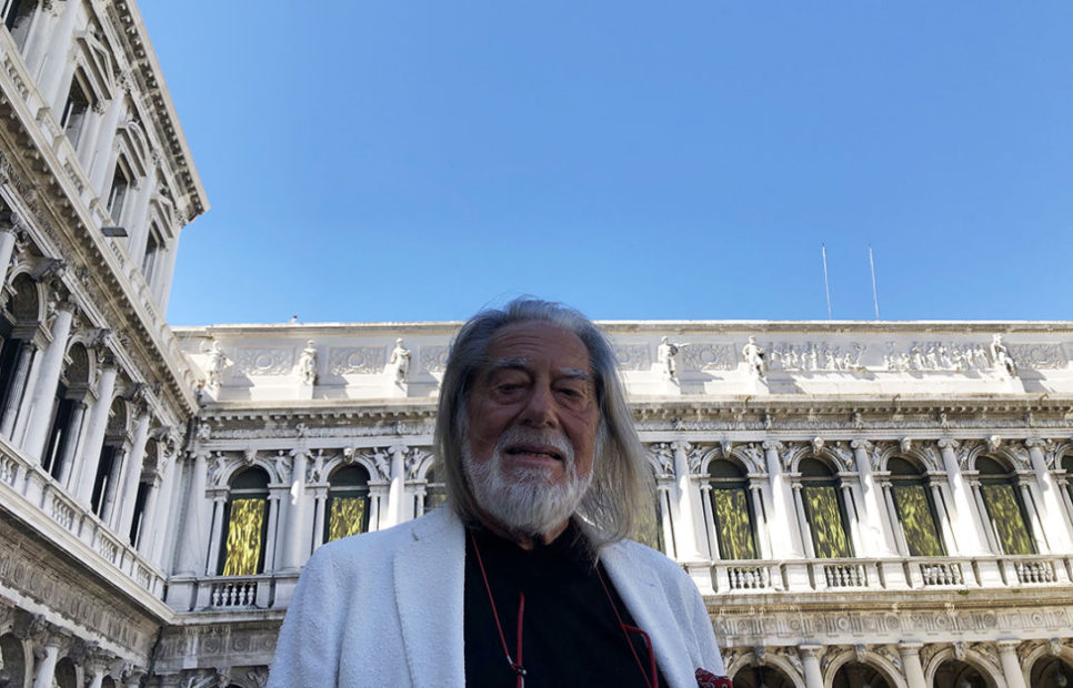 Plessi: «Le mie cascate d'oro per illuminare la rinascita di Venezia».