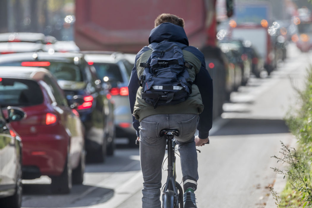 bicicletta nel traffico