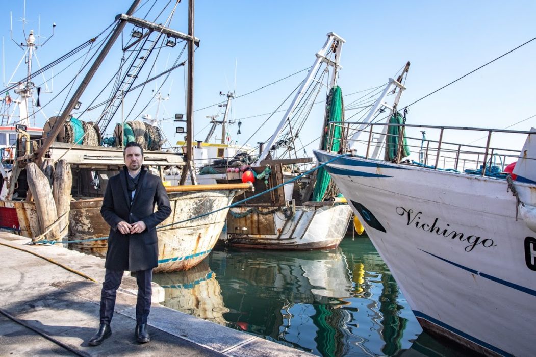 Emanuele Mazzaro con i pescherecci di Chioggia